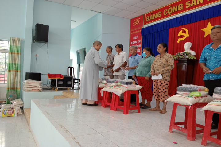 Hội xã Hiệp Hòa trao quà Tết Bính Ngọ - 2026 cho nạn nhân chất độc da cam và hộ nghèo có hoàn cảnh khó khăn