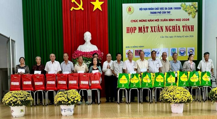 Thành hội Cần Thơ thăm và trao quà Tết 2026 cho nạn nhân chất độc da cam