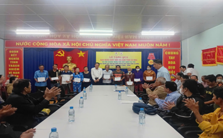 Nạn nhân chất độc da cam trên địa bàn tỉnh Cà Mau được nhận quà