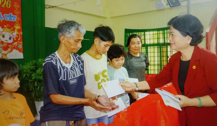 Thành hội Cần Thơ trao học bổng, quà Tết cho học sinh là nạn nhân chất độc da cam