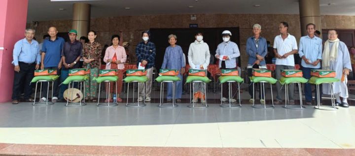 Chùa Phật Huệ tặng quà nạn nhân chất độc da cam...