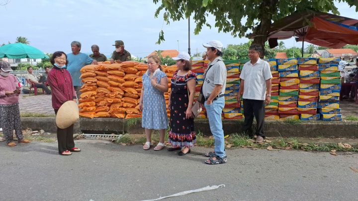 Xã Thủ Thừa tặng quà nạn nhân chất độc da cam và hộ nghèo