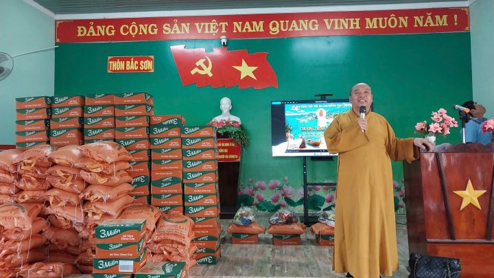 Đoàn Phật tử TP Hồ Chí Minh trao quà cho nạn nhân chất độc da cam tại hai xã Lương Sơn và Hòa Thắng, tỉnh Lâm Đồng