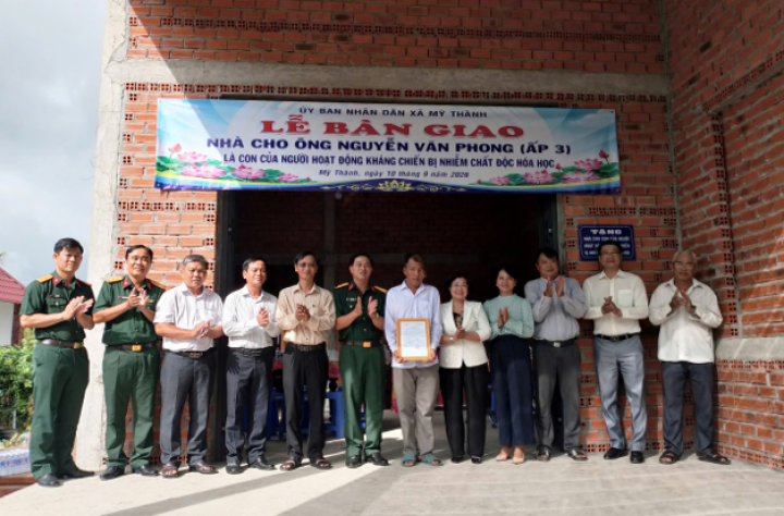 Đồng Tháp: Bàn giao nhà cho con đẻ của người hoạt động kháng chiến bị nhiễm chất độc hóa học