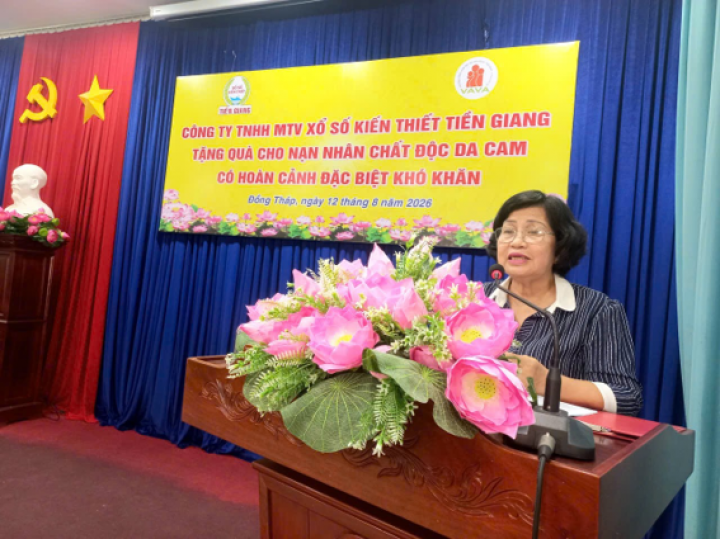 Công ty Xổ số kiến thiết Tiền Giang trao tiền hỗ trợ nạn nhân chất độc  da cam Đồng Tháp