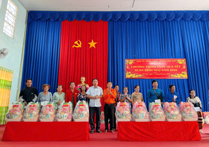 Hội xã Đất Mới trao những phần quà sâu đậm nghĩa tình tới nạn nhân dịp Tết Bính Ngọ