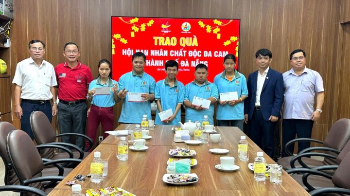 Hội Doanh nhân trẻ thành phố Đà Nẵng tặng quà cho nạn nhân chất độc da cam