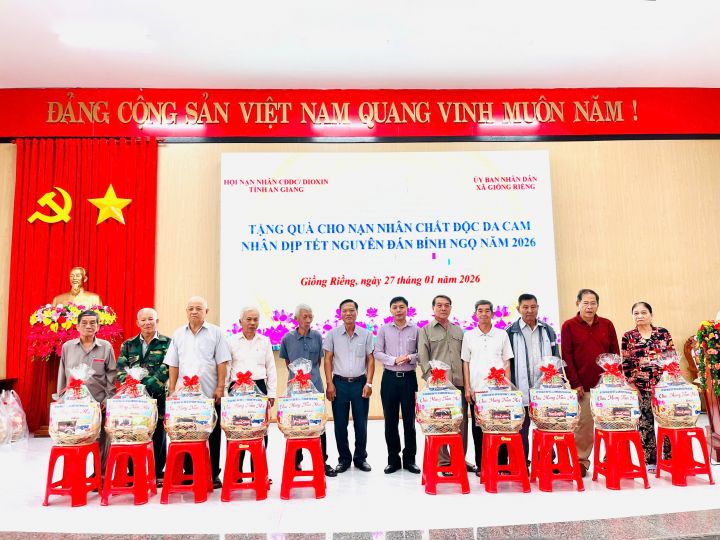 Tỉnh hội An Giang tặng quà cho nạn nhân chất độc da cam dịp Tết Bính Ngọ 2026