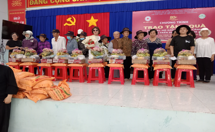 Trao quà cho nạn nhân chất độc da cam trên địa bàn xã Hiệp Hòa