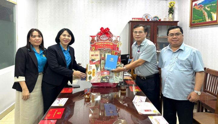 Thành hội Đà Nẵng tặng quà Tết Bính Ngọ - 2026 cho nạn nhân chất độc da cam