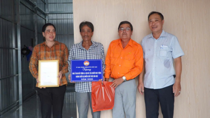Xã Đất Mới tỉnh Cà Mau bàn giao nhà cho con đẻ người hoạt động kháng chiến bị nhiễm chất độc hóa học