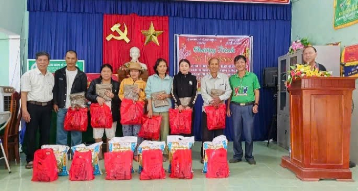 Ấm áp chương trình tặng quà cho nạn nhân chất độc da cam dịp Tết Bính Ngọ ở xã Hiệp Đức, thành phố Đà Nẵng