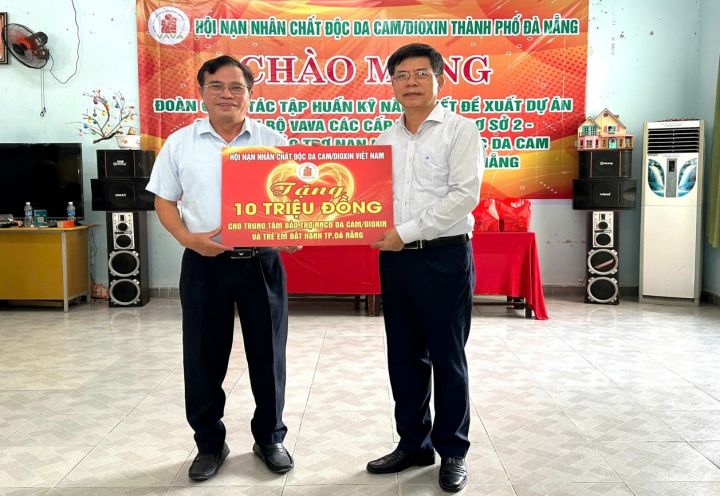 Đoàn cán bộ Trung ương Hội và Hội tỉnh, thành phố thăm, giao lưu với nạn nhân chất độc da cam Đà Nẵng