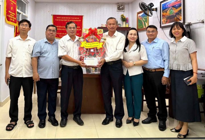 Lãnh đạo thành phố Đà Nẵng thăm, tặng quà Hội Nạn nhân chất độc da cam/dioxin thành phố