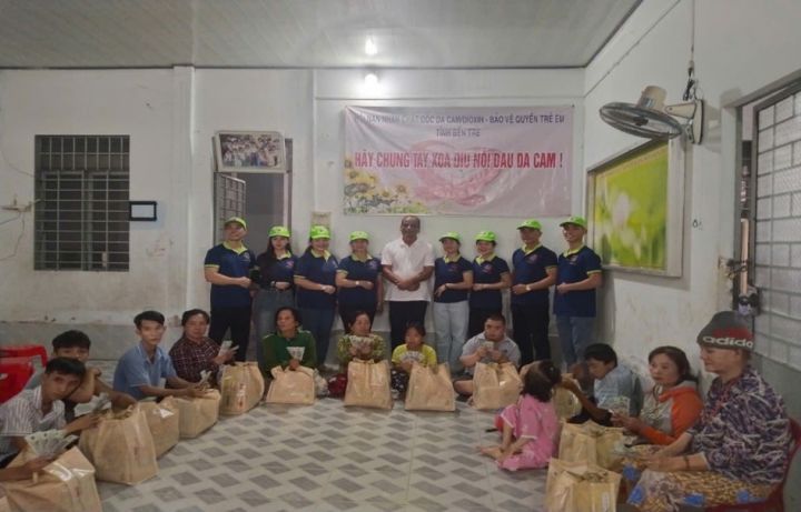 Hội Chữ thập đỏ Sen Việt tặng quà nạn nhân chất độc da cam tại tỉnh Vĩnh Long