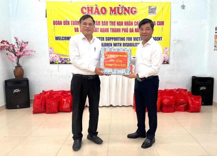 Tòa án nhân dân thành phố Đà Nẵng thăm, tặng quà nạn nhân chất độc da cam nhân Ngày Quốc tế Thiếu nhi 1/6