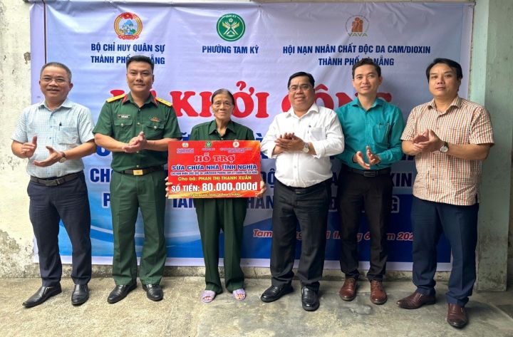 Phối hợp sửa chữa nhà tình nghĩa cho nạn nhân ở phường Tam Kỳ, thành phố Đà Nẵng