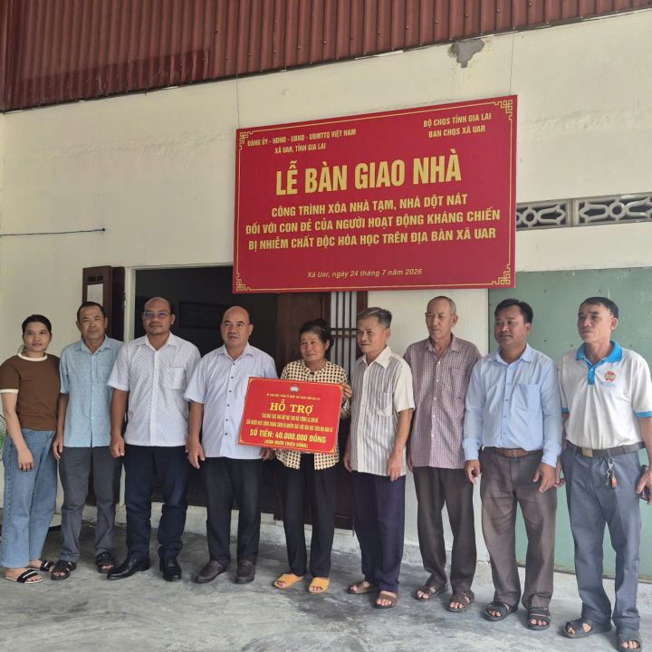 Bàn giao nhà cho con đẻ của người hoạt động kháng chiến bị nhiễm chất độc hóa học tại tỉnh Gia lai