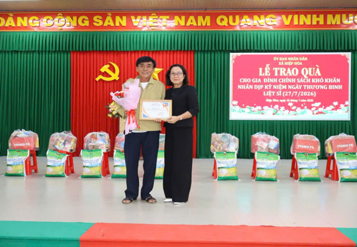 Xã Hiệp  Hòa, tỉnh Tây Ninh trao quà nhân kỷ niệm 79 năm Ngày Thương binh - Liệt sỹ