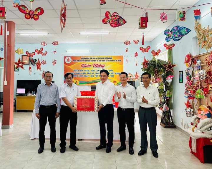 Lãnh đạo thành phố Đà Nẵng thăm, tặng quà Trung thu cho nạn nhân chất độc da cam