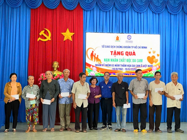 Sở Giao dịch Chứng khoán TP Hồ Chí Minh tặng 100 triệu đồng cho nạn nhân chất độc da cam Đồng Tháp