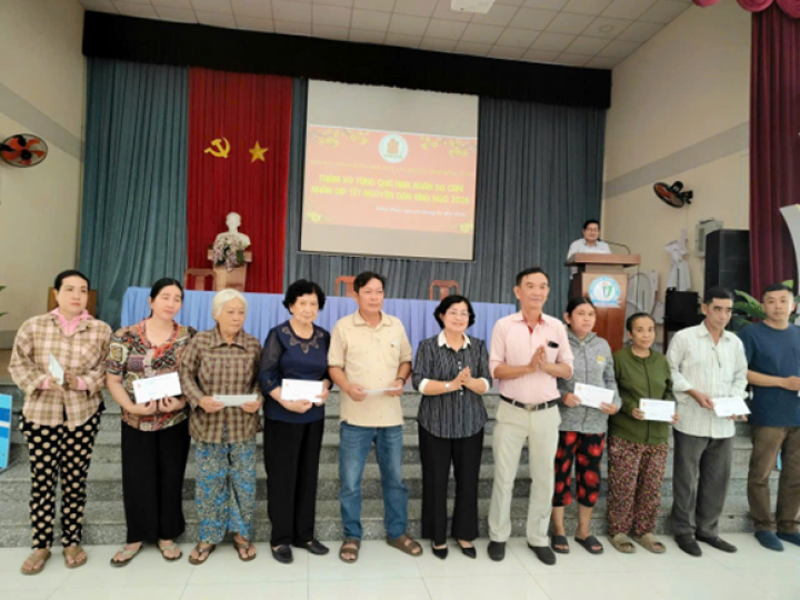 ĐỒNG THÁP: NHỮNG PHẦN QUÀ TẾT ẤM ÁP NGHĨA TÌNH ĐẾN VỚI NẠN NHÂN DA CAM