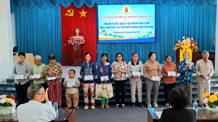 Tỉnh hội Đồng Tháp tặng quà Tết Bính Ngọ cho nạn nhân chất độc da cam