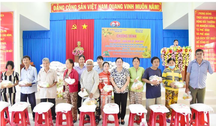 Hội tỉnh Vĩnh Long trao  quà cho nạn nhân chất độc da cam, người khuyết tật và trẻ em hoàn cảnh khó khăn tại xã Cầu Kè