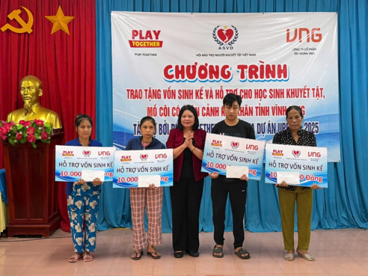 Trao tặng vốn sinh kế và hỗ trợ học sinh khuyết tật, mồ côi có hoàn cảnh khó khăn tại xã Hương Mỹ