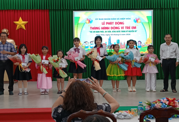 Xã Hiệp Hòa: Chung tay hành động vì trẻ em, trao yêu thương đến học sinh có hoàn cảnh khó khăn và nạn nhân chất độc da cam