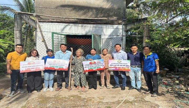 Hội Doanh nghiệp phường Sơn Đông hỗ trợ kinh phí sửa chữa nhà cho người mù có hoàn cảnh đặc biệt khó khăn