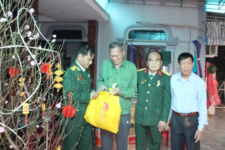 Hội NNCĐDC/dioxin thành phố Vinh chăm lo Tết cho nạn nhân