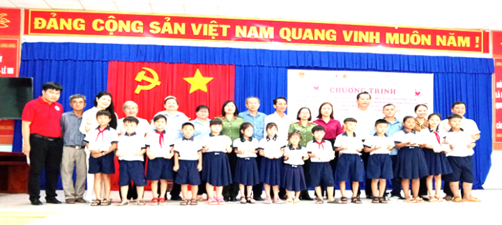 Xã Hiệp Hòa, tỉnh Tây Ninh: Trao học bổng tiếp sức các em học sinh có hoàn cảnh khó khăn đến trường