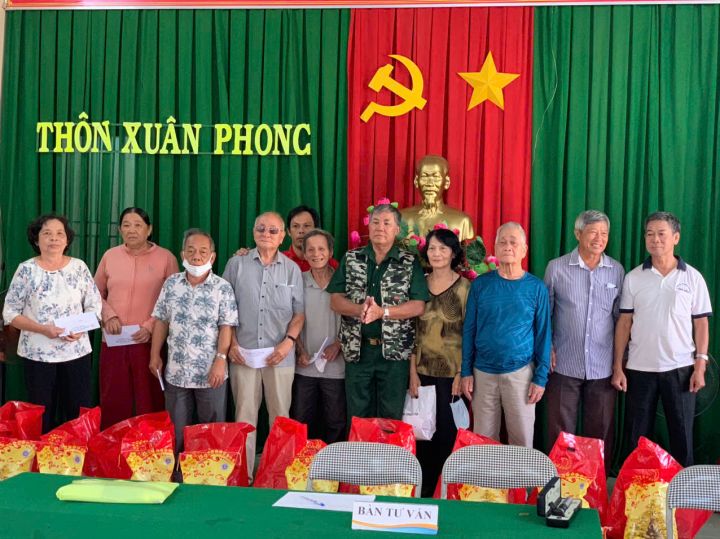 Thành phố Phan Thiết: Ngân hàng Kiên Long và một số tổ chức tặng quà hỗ trợ cho nạn nhân chất độc da cam