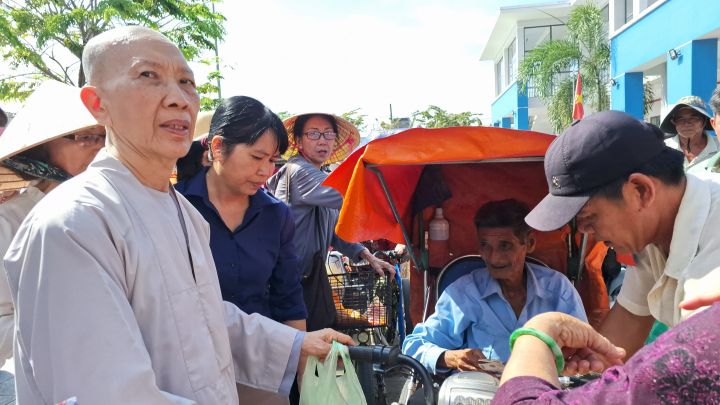 Tặng quà cho nạn nhân chất độc da cam tại xã Thủ Thừa