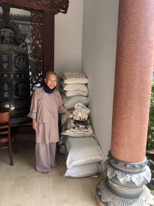 Ni sư Thích Nữ Như Hoa trợ cấp nuôi dưỡng nạn chất độc da cam