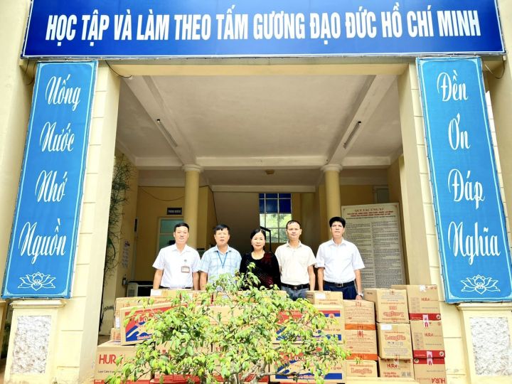Tặng quà tại Trung tâm Chăm sóc, nuôi dưỡng và Điều trị nạn nhân chất độc da cam thành phố Hà Nội 