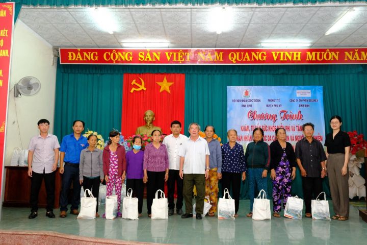 Khám, tư vấn sức khỏe, cấp thuốc miễn phí và tặng quà cho nạn nhân chất độc da cam   