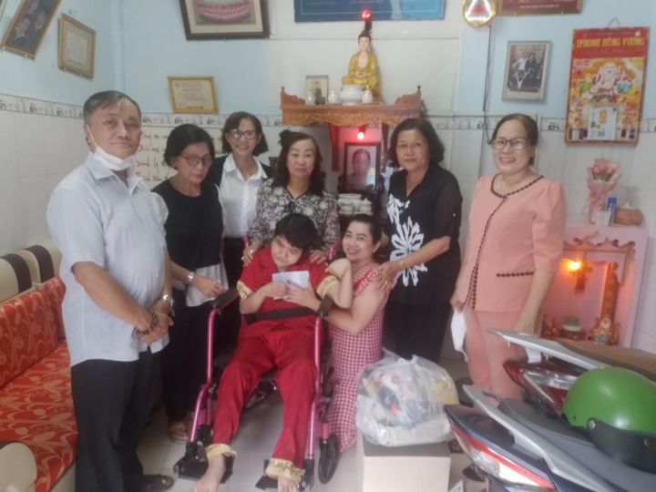 Hội thành phố Tân An phối hợp tặng quà nạn nhân chất độc da cam