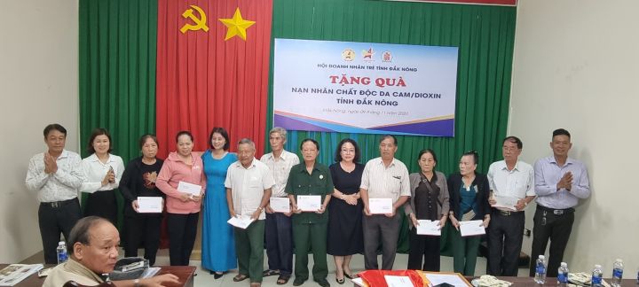 Hội Doanh nhân trẻ tỉnh Đắk Nông tặng quà cho nạn nhân chất độc da cam của tỉnh