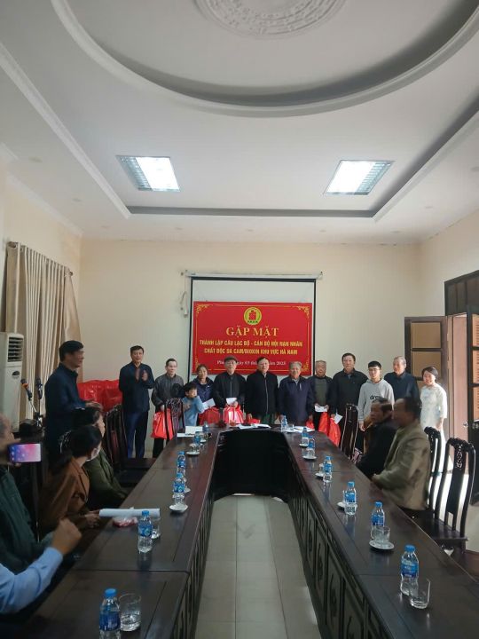 Câu lạc bộ Cán bộ Hội NNCĐDC/dioxin khu vực Hà Nam tặng quà cho nạn nhân