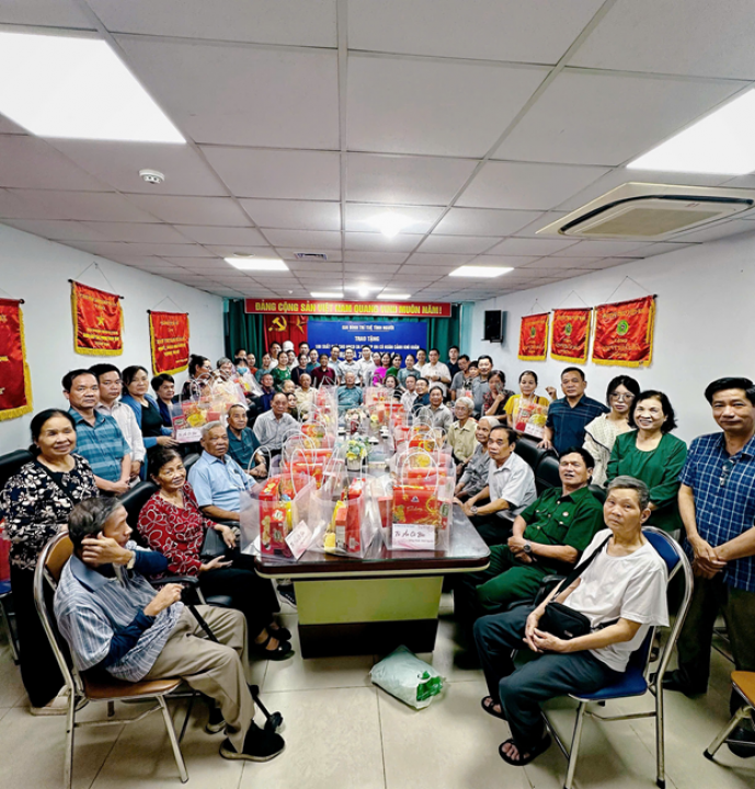 Gia đình Trí tuệ tình người tặng quà cho nạn nhân chất độc da cam thành phố Hà Nội
