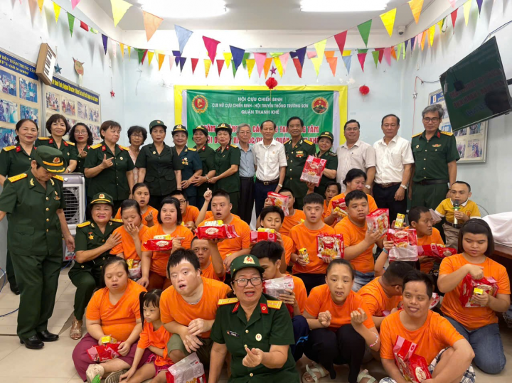 Câu lạc bộ nữ Cựu chiến binh, Hội Truyền thống Trường Sơn quận Thanh Khê tặng quà cho nạn nhân chất độc da cam