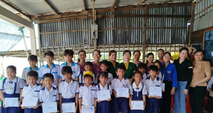 Huyện hội Năm Căn tặng học bổng cho học sinh là con, cháu của nạn nhân chất độc da cam