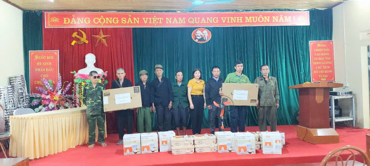 Tỉnh hội Hà Giang trao tặng quà cho nạn nhân chất độc da cam