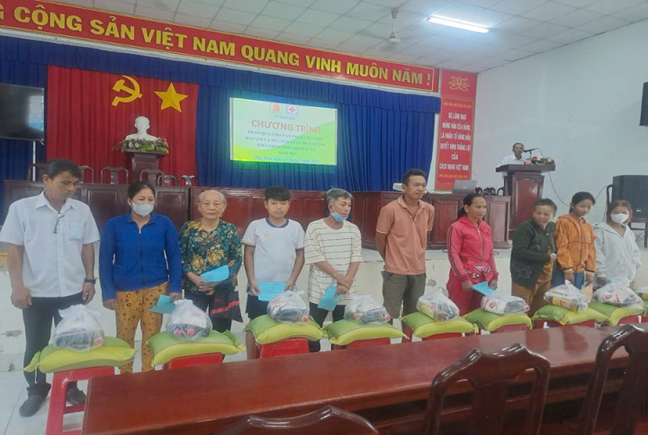 Huyện hội Đức Hòa, tỉnh Long An tặng quà cho nạn nhân chất độc da cam