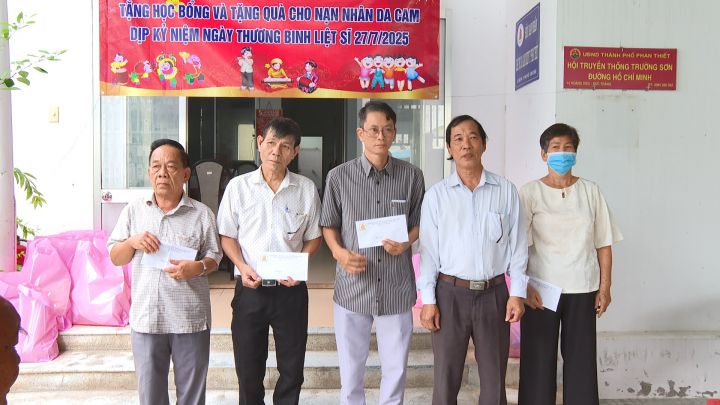 Tỉnh hội Bình Thuận: Tặng quà nạn nhân chất độc da cam và trao học bổng cho học sinh