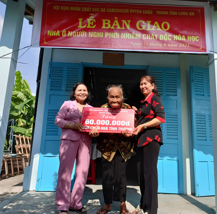 Huyện hội Châu Thành bàn giao Nhà tình thương cho bà Huỳnh Thị Xiếu