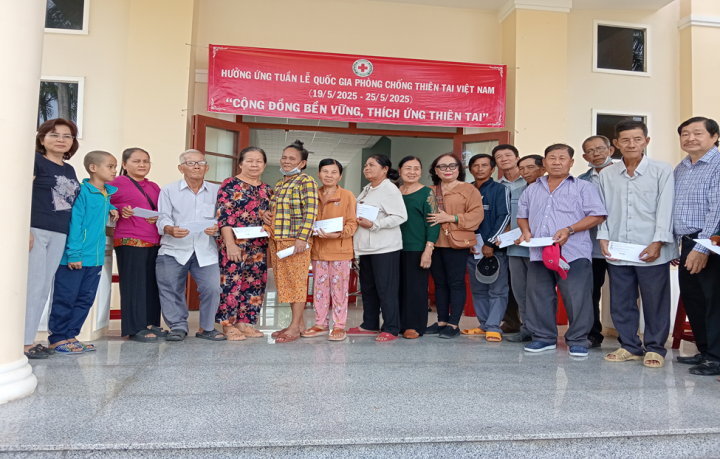 Huyện hội Đức Hòa: Trao trợ cấp thường xuyên cho nạn nhân chất độc da cam