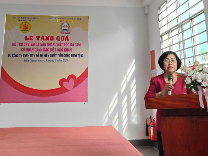 Công ty Xổ số kiến thiết Tiền Giang tặng 345 triệu đồng cho nạn nhân chất độc da cam